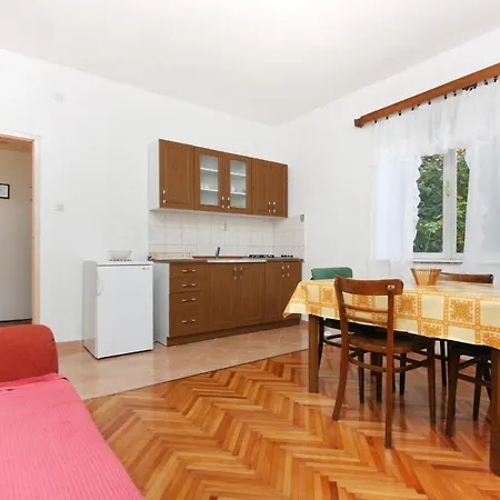 5899c Apartment *